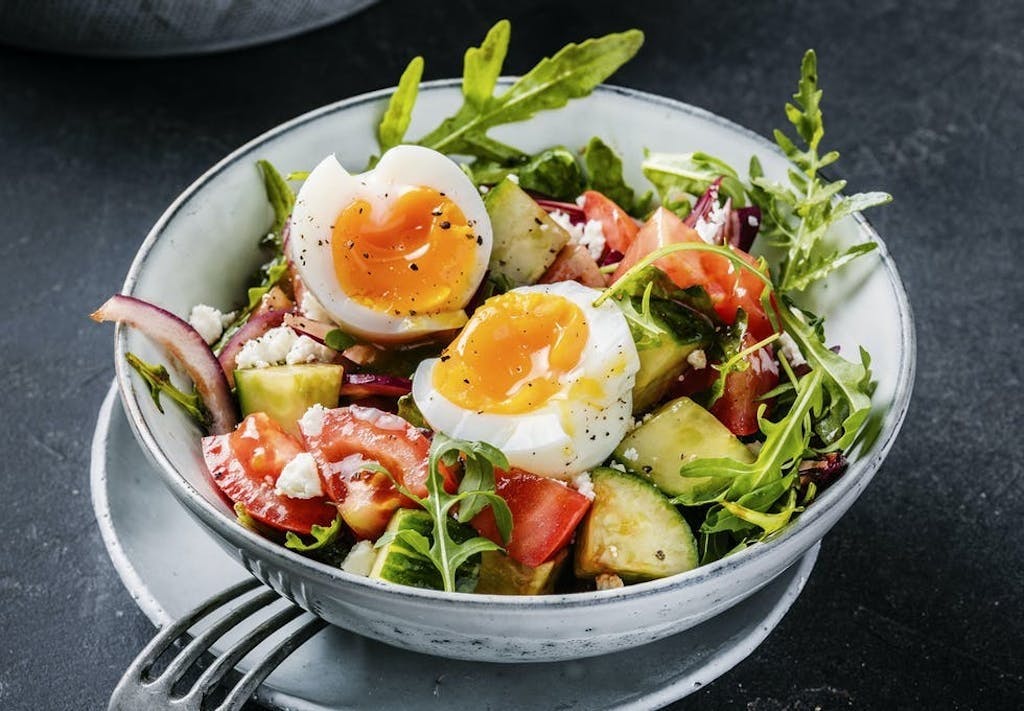 Gresk salat med smilende egg Gresk salat med smilende egg